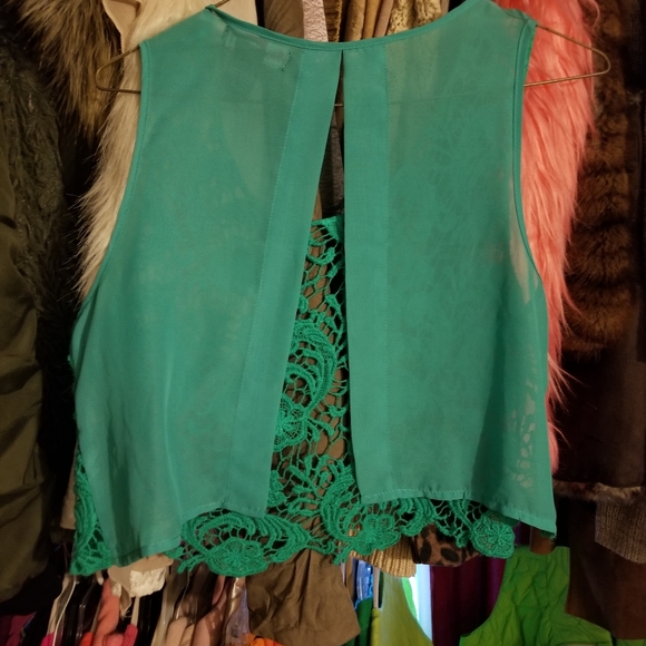 Green lace crop top w/ open back - Picture 3 of 3